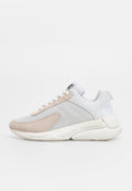 Männersneaker mit weißem Mesh und weichen beigen Wildlederelementen. Abgerundete Form mit einer dicken weißen Sohle und einer Markenlese am Absatz.
