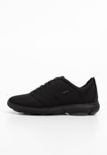 Schwarze Leinensneaker mit schlankem Design, runder Zehenpartie, Gummisohle und minimalistischen Details. Mit gepolsterter Knöchelpartie und leichtem Gewicht.
