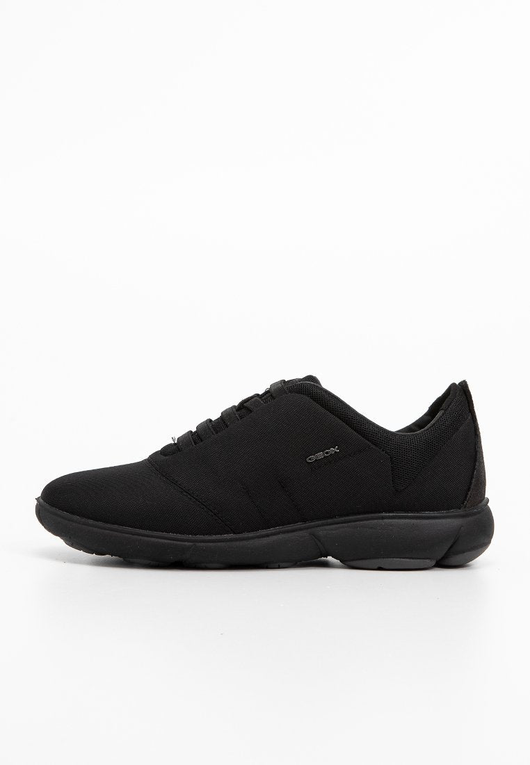Schwarze Leinensneaker mit schlankem Design, runder Zehenpartie, Gummisohle und minimalistischen Details. Mit gepolsterter Knöchelpartie und leichtem Gewicht.