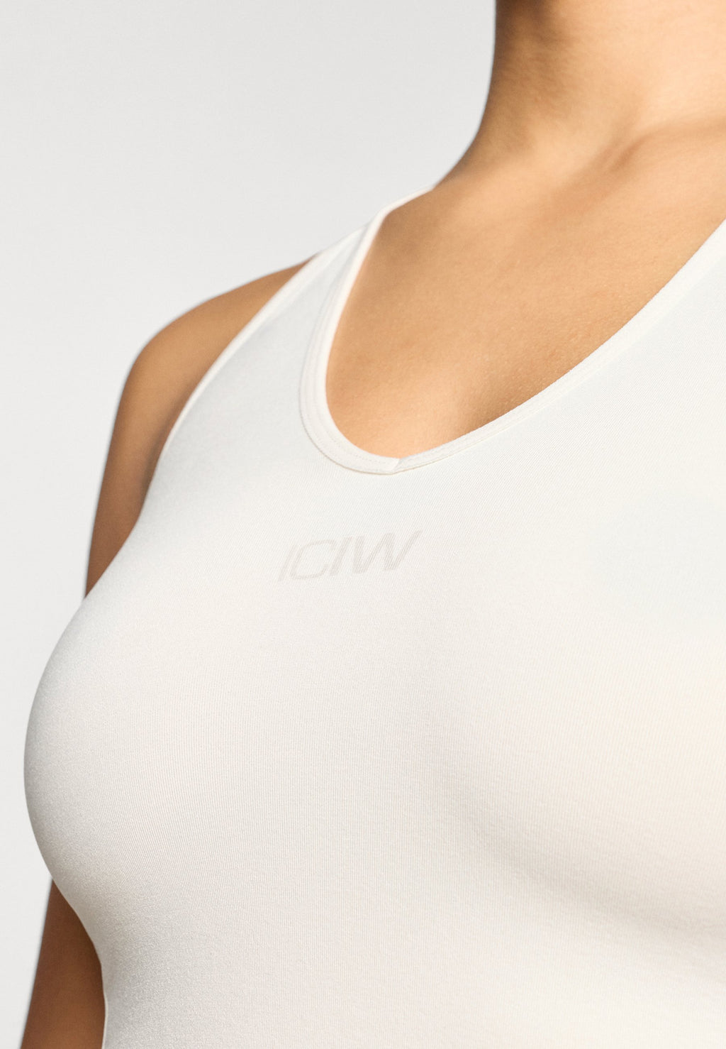 ICANIWILL SCULPT SEAMLESS V NECK TANK