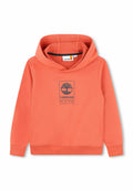 Korallenorange Kapuzenpullover mit einer Fronttasche, gerippten Bündchen und Saum sowie einem Timberland-Logo-Graphic auf der Brust. Hergestellt aus einem leichtem Baumwollgemisch.