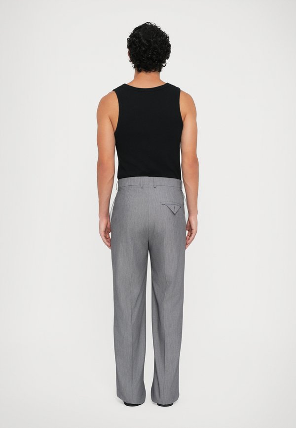 Essential Collective TAILORED SINGLE PLEAT TROUSER