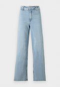 Hellblaue, hochgeschnittene Jeans mit weitem Bein, vorderem Knopf- und Reißverschluss, Gürtelschlaufen und ohne sichtbare Abnutzung.