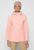 Rosa Fleecejacke mit Stehkragen und Kapuze, ausgestattet mit Vordernähten und zwei seitlichen Taschen. Kombiniert mit einer beigen Strickmütze.