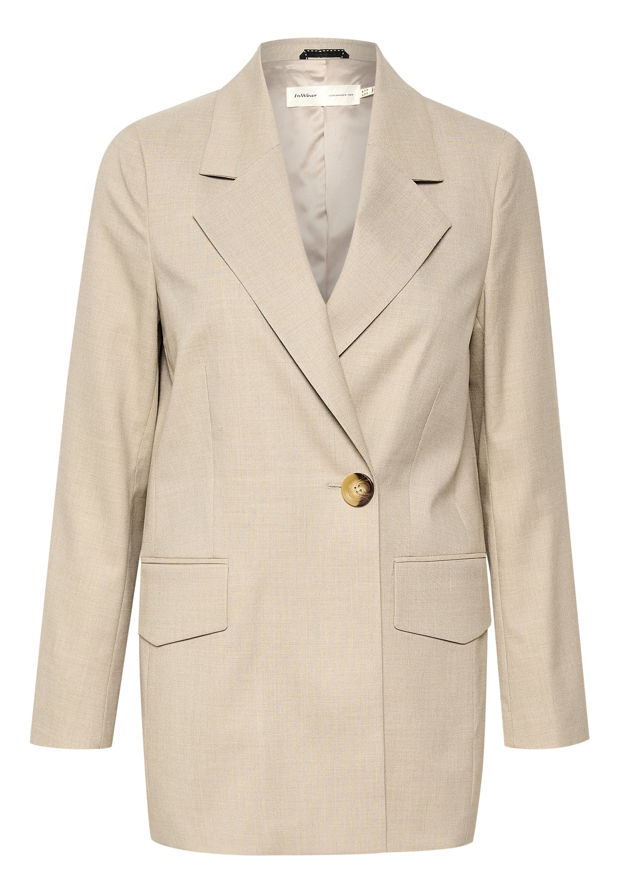 Beige maßgeschneiderter Blazer mit langen Ärmeln, breiten Revers, einer einzelnen braunen Knopfschließe und zwei vorderen Klapptaschen.