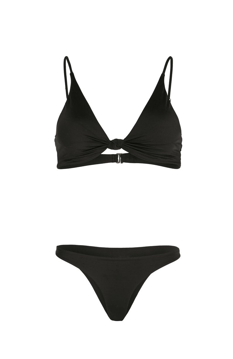 Schwarzes Bikini-Set mit einem dreieckigen Bralette mit geknoteter Vorderseite und verstellbaren Trägern, kombiniert mit einem passenden Tanga.