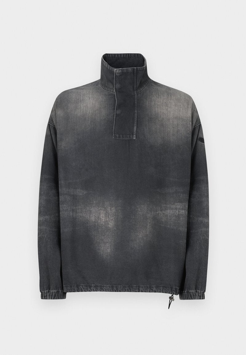 Pullover-Jacke aus dunkelgrauem Denim, mit hohem Kragen, durchgehender Knopfleiste, elastischen Bündchen und leicht verblasster Textur.