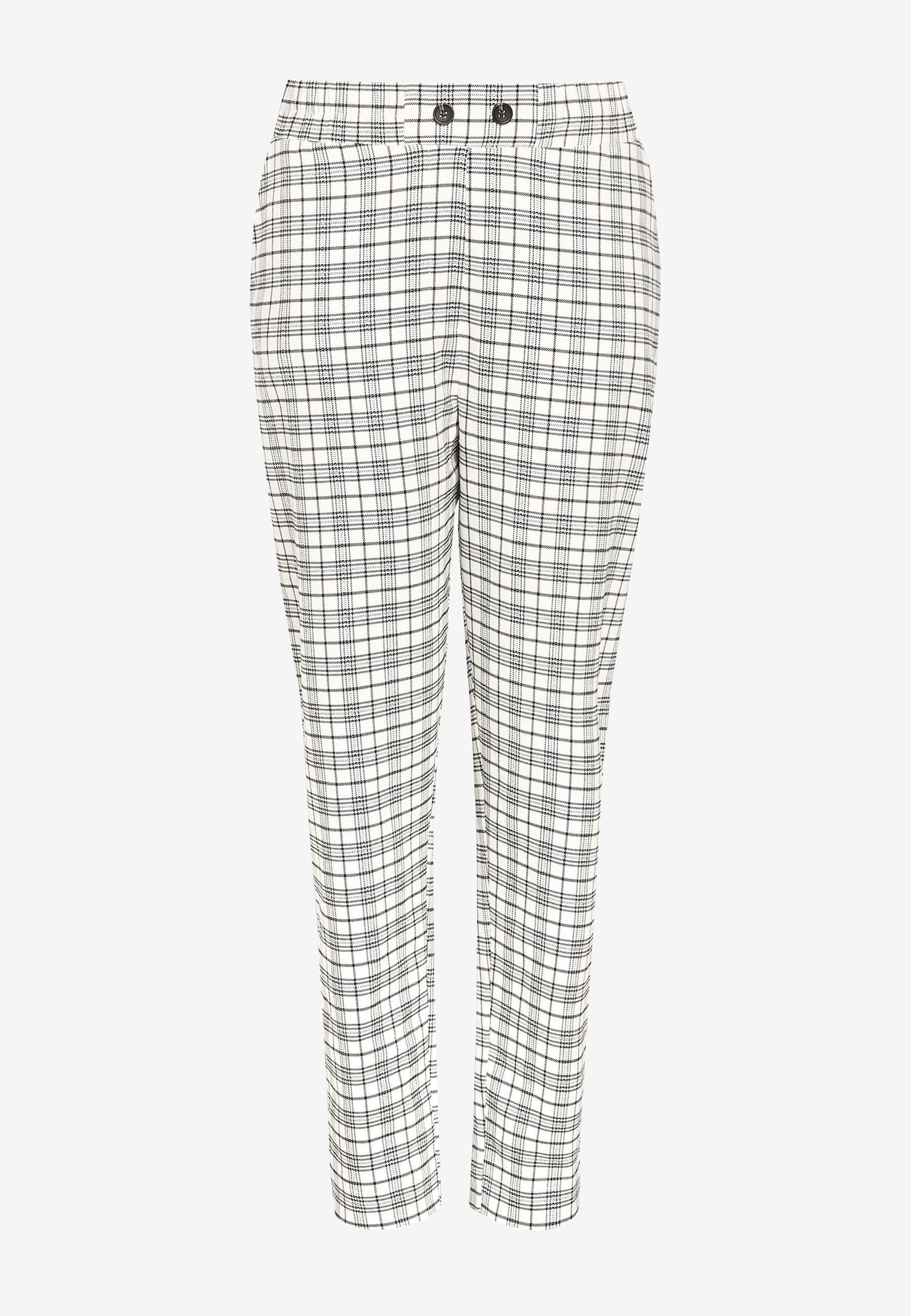 Weiße tapered Hosen mit einem schwarz Karierten Muster und zwei schwarzen Knöpfen am Bund, vor einem schlichten Hintergrund präsentiert.