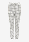 Weiße tapered Hosen mit einem schwarz Karierten Muster und zwei schwarzen Knöpfen am Bund, vor einem schlichten Hintergrund präsentiert.