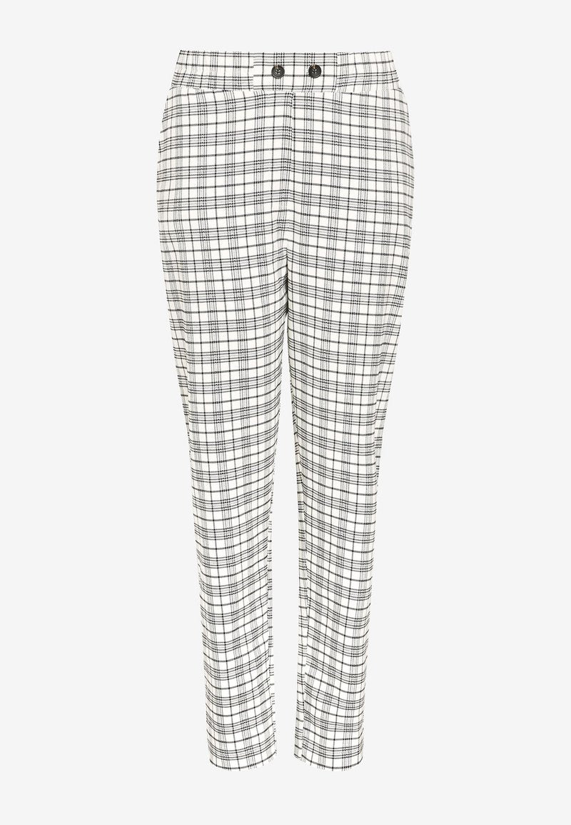 Weiße tapered Hosen mit einem schwarz Karierten Muster und zwei schwarzen Knöpfen am Bund, vor einem schlichten Hintergrund präsentiert.