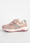 Rosa Kinder-Sneaker mit zwei Klettverschlüssen, Obermaterial aus Mesh und Leder, silberne Akzente und rosa Gummisohle.