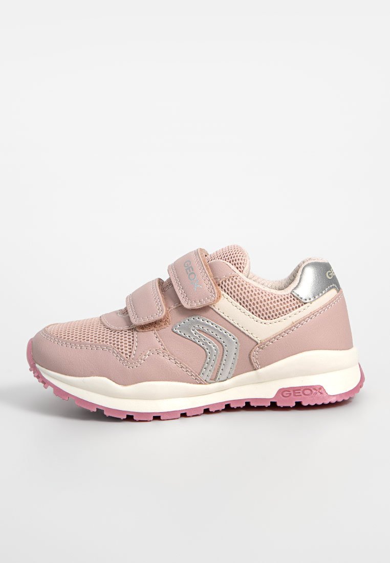 Rosa Kinder-Sneaker mit zwei Klettverschlüssen, Obermaterial aus Mesh und Leder, silberne Akzente und rosa Gummisohle.