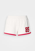Weiße Frottee-Shorts mit rotem Besatz, auf der linken Seite mit einer gestickten "85". Elastischer Bund für eine flexible Passform.