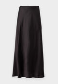 Schwarz satinierten Maxi-Rock mit elastischem Bund, glatter Textur und einem fließenden Design, das bis zum Boden reicht, ohne zusätzliche Verzierungen.
