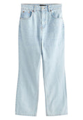 Hellblaue Jeans aus Denim mit hoher Taille, geradem Beinschnitt und sichtbaren Nähdetails. Sie verfügen über fünf Taschen und einen Knopfverschluss.