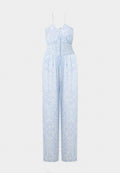 Helles blaues Jumpsuit mit verstellbaren Trägern, gefälteltem Oberteil und weit geschnittenen Hosenbeinen, die ein aufwändiges Blumenmuster zeigen. Weicher Stoff mit angenehmer Textur.