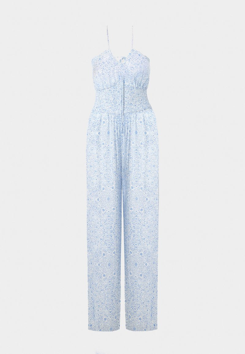 Helles blaues Jumpsuit mit verstellbaren Trägern, gefälteltem Oberteil und weit geschnittenen Hosenbeinen, die ein aufwändiges Blumenmuster zeigen. Weicher Stoff mit angenehmer Textur.