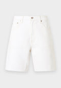 Weiße Denim-Shorts mit vorderem Knopf, Reißverschluss, Gürtelschlaufen und Fünf-Taschen-Stil vor einem schlichten hellen Hintergrund.