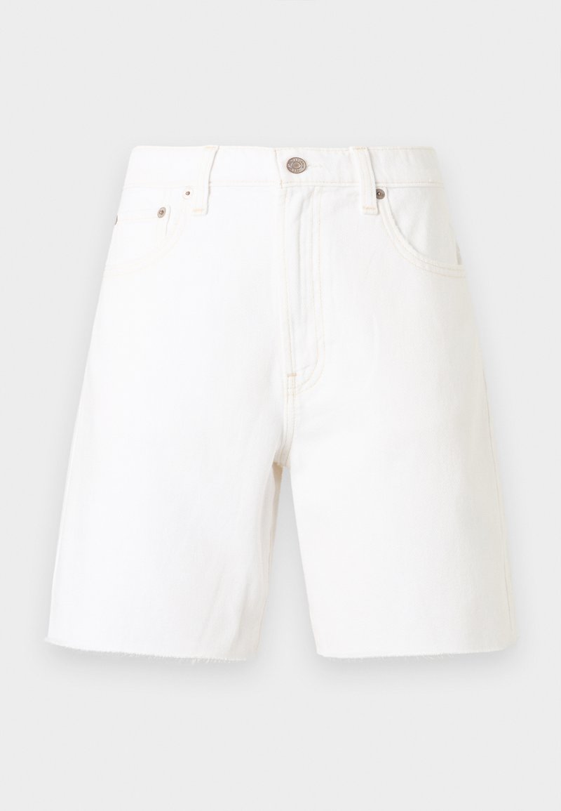 Weiße Denim-Shorts mit vorderem Knopf, Reißverschluss, Gürtelschlaufen und Fünf-Taschen-Stil vor einem schlichten hellen Hintergrund.