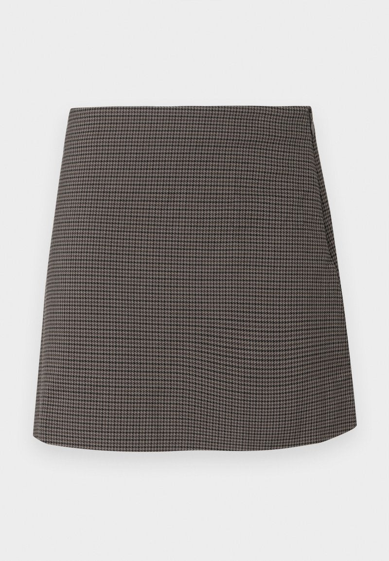 Gerade geschnittenen Minirock mit kleinem schwarzen und grauen Hahnentrittmuster, ohne sichtbare Verzierungen oder Taschen.
