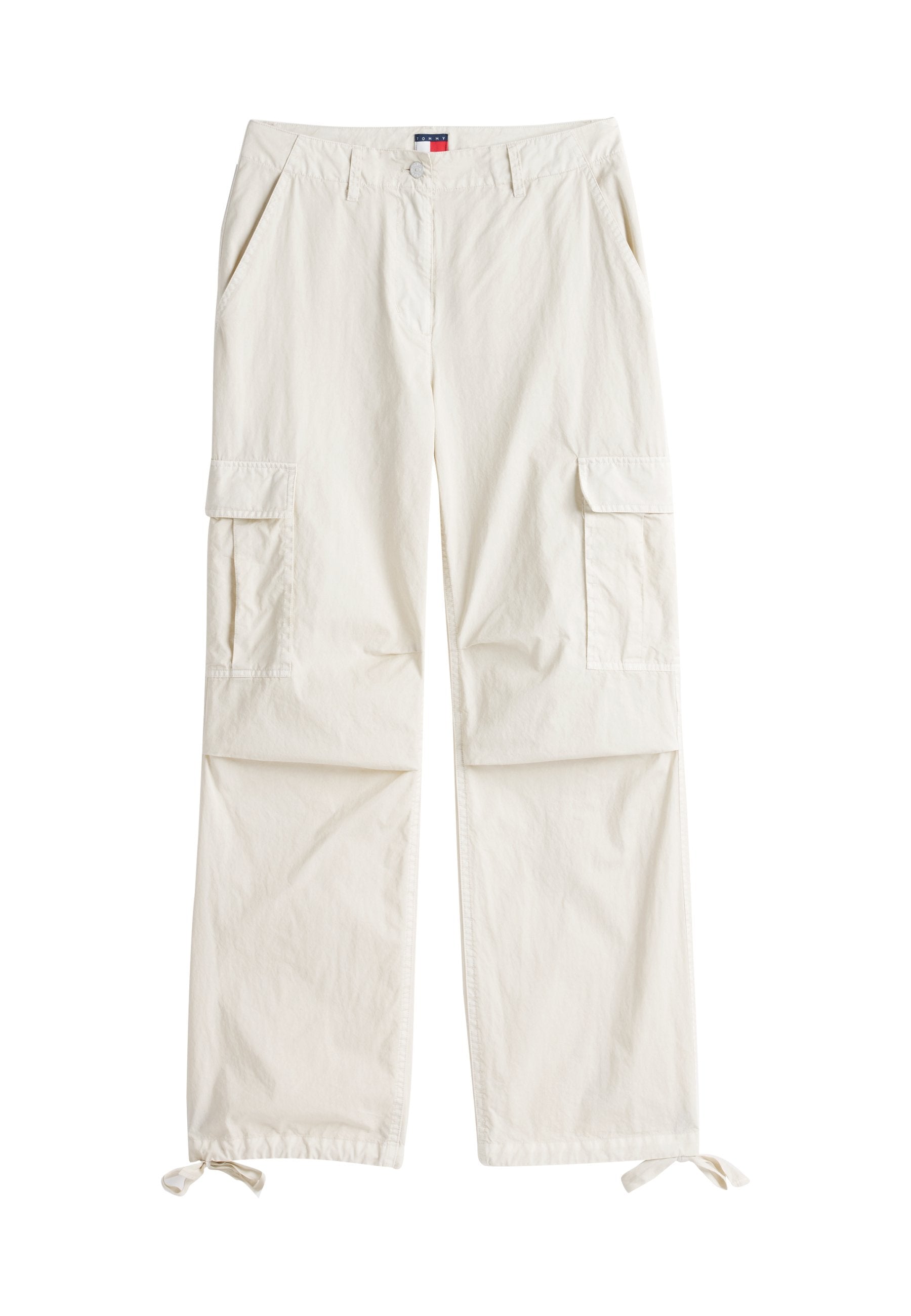 Beige Cargo-Hosen mit entspannter Passform, ausgestattet mit zwei Seitentaschen, zwei großen Cargo-Taschen und verstellbaren Bändern am Saum.