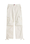 Beige Cargo-Hosen mit entspannter Passform, ausgestattet mit zwei Seitentaschen, zwei großen Cargo-Taschen und verstellbaren Bändern am Saum.