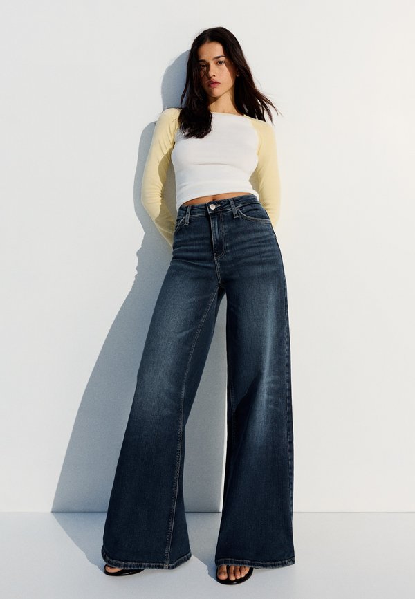 Bershka HIGH-WAIST WIDE-LEG - JEANS - Wide Leg - dark blue