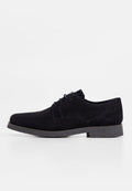 Navy-Suede-Schnürschuh mit strukturiertem Obermaterial, runder Spitze und kontrastierender Gummisohle. Klassisches Design mit dezenten Stickdetails.