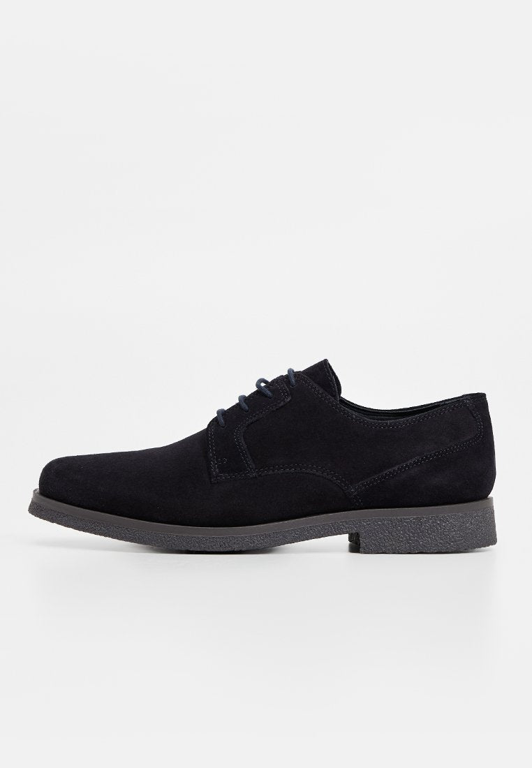 Navy-Suede-Schnürschuh mit strukturiertem Obermaterial, runder Spitze und kontrastierender Gummisohle. Klassisches Design mit dezenten Stickdetails.