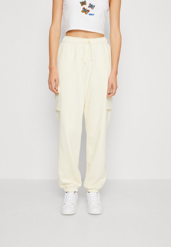 Nike Sportswear CLUB PANT - Cargo trousers - coconut milk/(black)