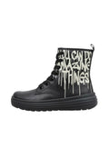 Schwarzer Schnür-Stiefelette mit dicker Sohle, an der Seite mit weißem Graffiti-Text "Du kannst erstaunliche Dinge tun."