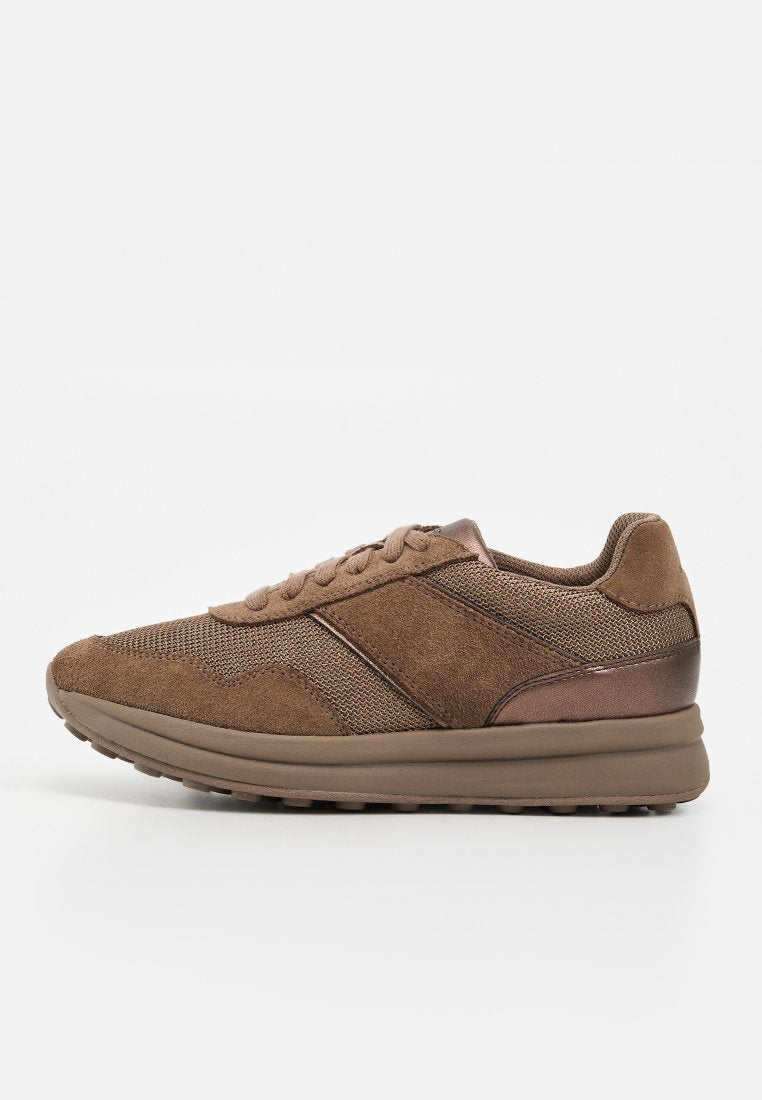 Brauner Sneaker aus Wildleder und Mesh mit Schnürung vorne, gepolsterter Sohle und metallischem Akzent an der Ferse, seitlich auf weißem Hintergrund gezeigt.