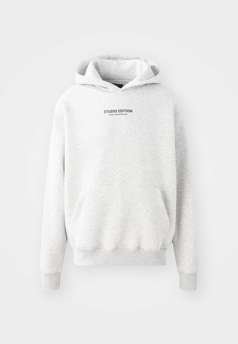 Grauer Hoodie mit einer Fronttasche, gerippten Bündchen und Saum. Mit dem Aufdruck "STUDIO EDITION" in Schwarz über der Tasche. Weiches, strukturiertes Material.