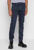 Dunkelblaue Jeans im Slim-Fit-Stil mit klassischem Fünf-Taschen-Design, Metallknopfverschluss und dezenten Stickdetails.