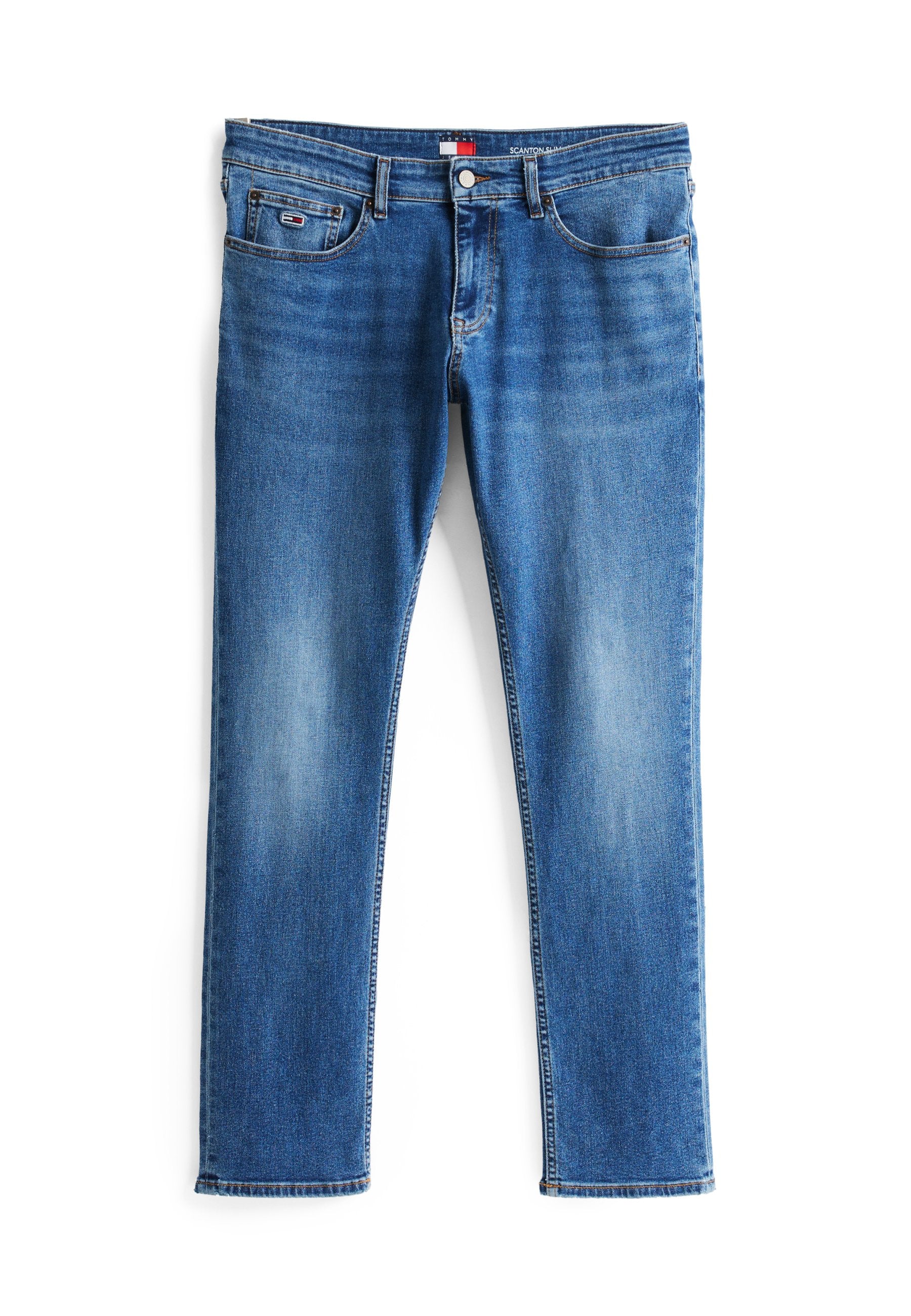Blaue Slim-Fit-Jeans mit leichter Ausbleichung an den Oberschenkeln, Reißverschluss vorne, Knopfverschluss und Fünf-Taschen-Design einschließlich einer kleinen markierten Tasche.
