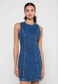 Jeans ärmelloses Kleid mit figurbetonter Silhouette, blauer Farbe, sichtbaren Nähdetails und Rundhalsausschnitt.