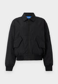 Schwarze Bomberjacke mit Reißverschluss, zwei großen Klappentaschen vorne, gerippten Bündchen und Saum sowie einer kleinen Reißverschlusstasche am linken Ärmel.