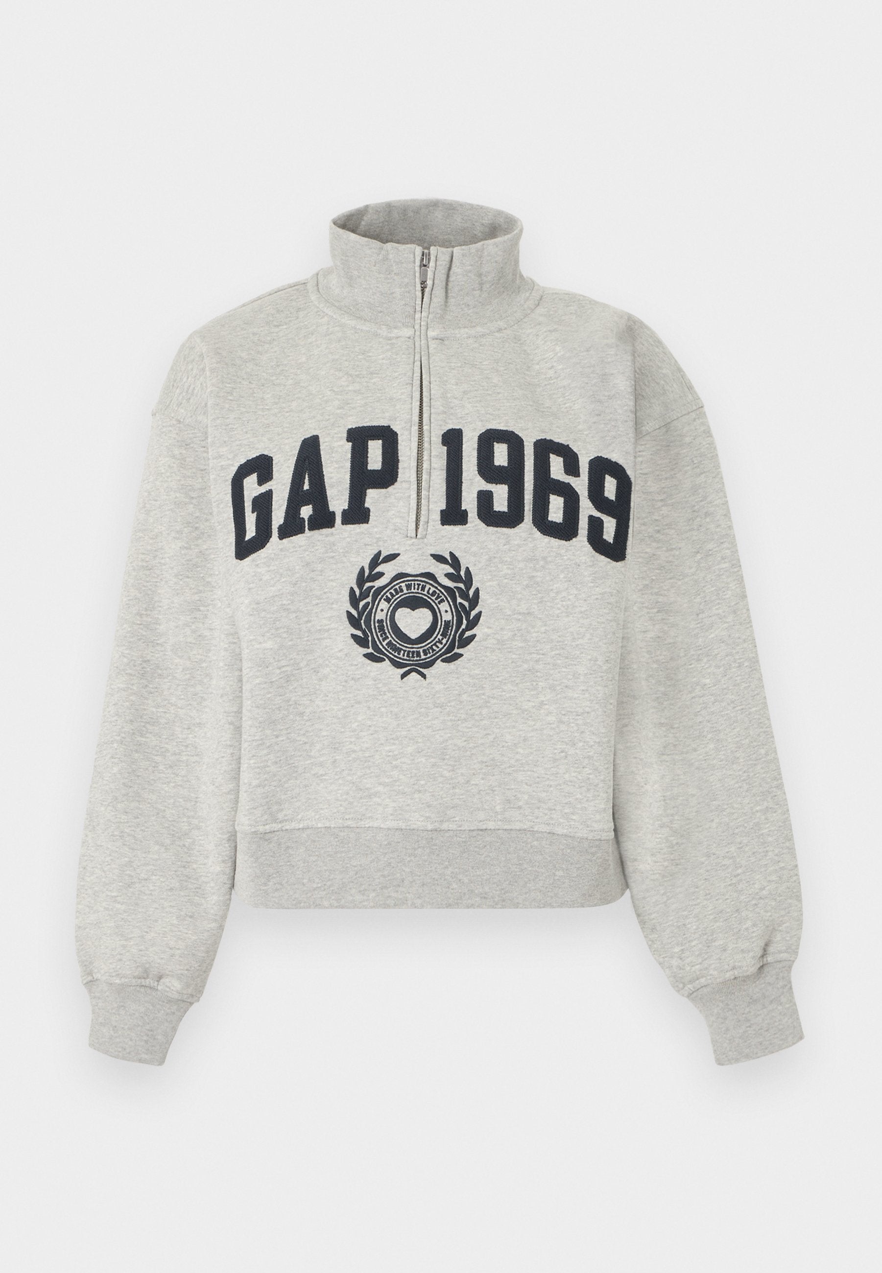 Hellgraues Sweatshirt mit Viertel-Reißverschluss, auf der Vorderseite in der Mitte mit "GAP 1969" in dunkelblauen Buchstaben und einem Herzemblem unter dem Text.