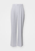 Helle graue maßgeschneiderte Hose mit geradem Bein Design, ausgestattet mit einem einzelnen vorderen Bundfalten, Knopfverschluss und einer glatten, gewebten Textur.
