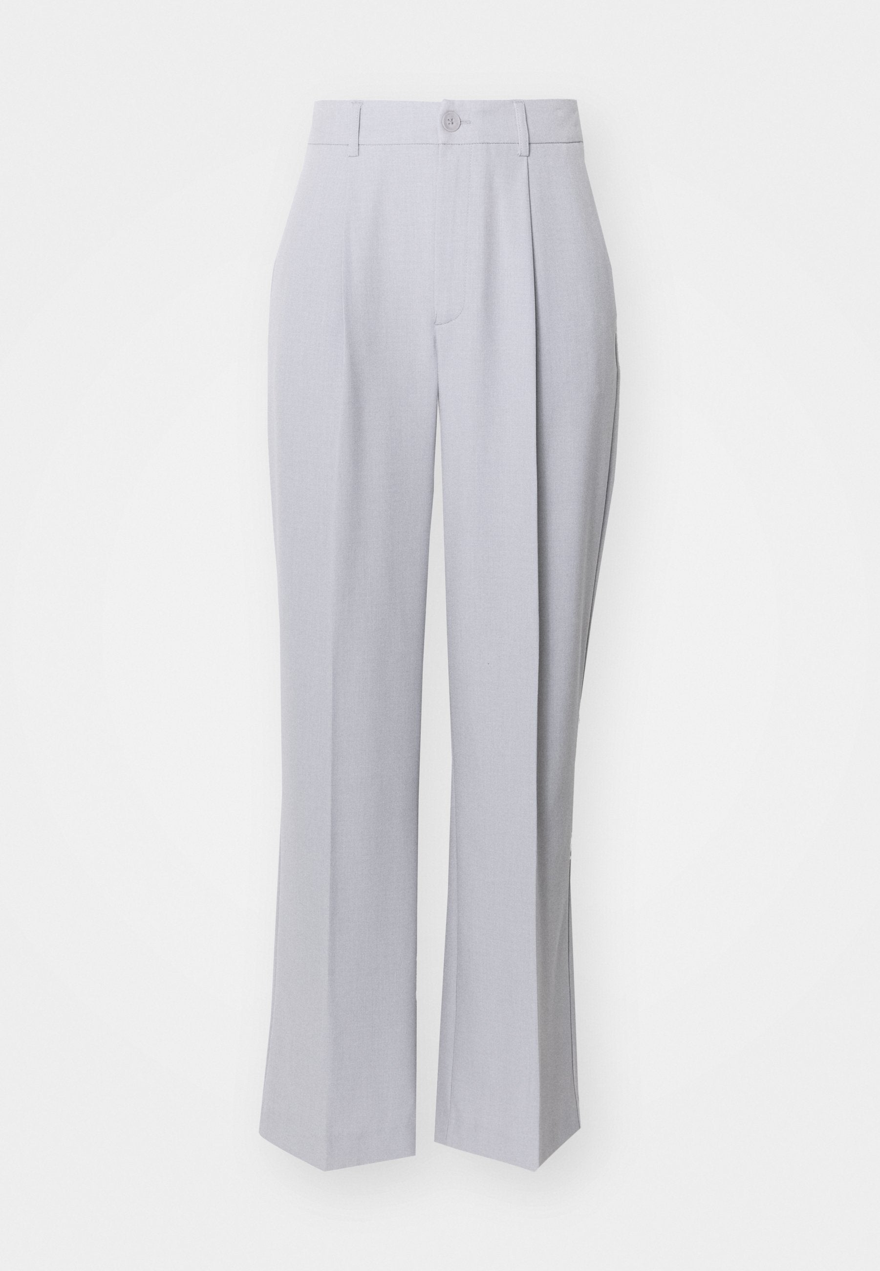 Helle graue maßgeschneiderte Hose mit geradem Bein Design, ausgestattet mit einem einzelnen vorderen Bundfalten, Knopfverschluss und einer glatten, gewebten Textur.