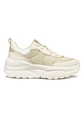 Beige-weißer klobiger Sneaker mit Mesh- und Lederplatten, dicker gepolsterter Sohle, Schnürverschluss und Fersenzuglasche, seitlich gezeigt.
