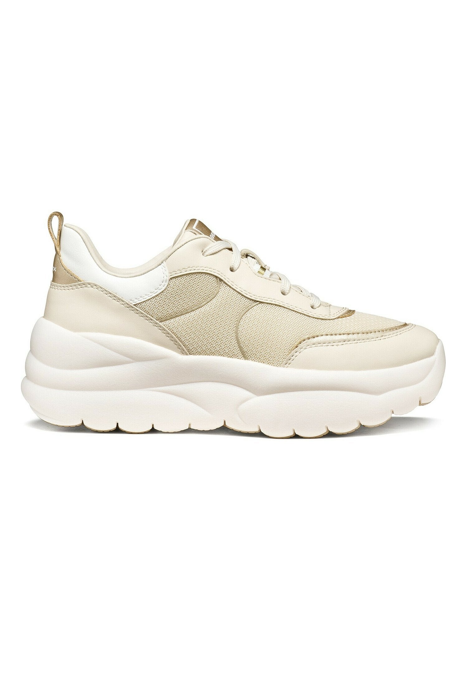 Beige-weißer klobiger Sneaker mit Mesh- und Lederplatten, dicker gepolsterter Sohle, Schnürverschluss und Fersenzuglasche, seitlich gezeigt.