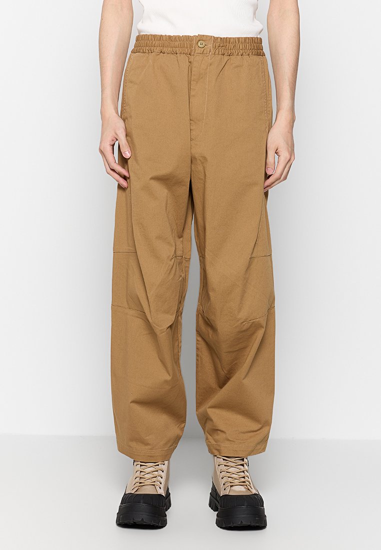Cargo-Hosen in einer hellbraunen Farbe, mit einer lockeren Passform, elastischem Bund und großen Seitentaschen, aus einem strapazierfähigen Stoff gefertigt.