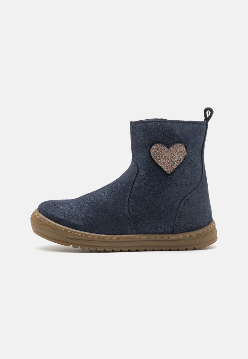 Dunkelblaue Wildleder-Ankle Boots mit Gummisohle, die ein dekoratives Glitzerherz an der Seite und eine Zuglasche auf der Rückseite haben.