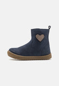 Dunkelblaue Wildleder-Ankle Boots mit Gummisohle, die ein dekoratives Glitzerherz an der Seite und eine Zuglasche auf der Rückseite haben.