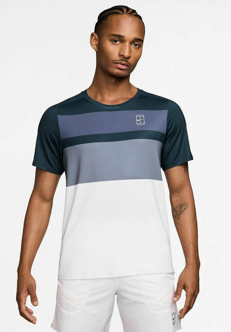 Herren-T-Shirt mit kurzen Ärmeln in dunkelgrün, grau und weiß, mit horizontalen Streifen und Rundhalsausschnitt. Logo auf der Brust.