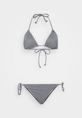 Gestreiftes Bikini-Set mit einem Haltertop mit verstellbaren Bindebändern und einer passenden Unterhose mit seitlichen Bindebändern in Schwarz und Weiß.