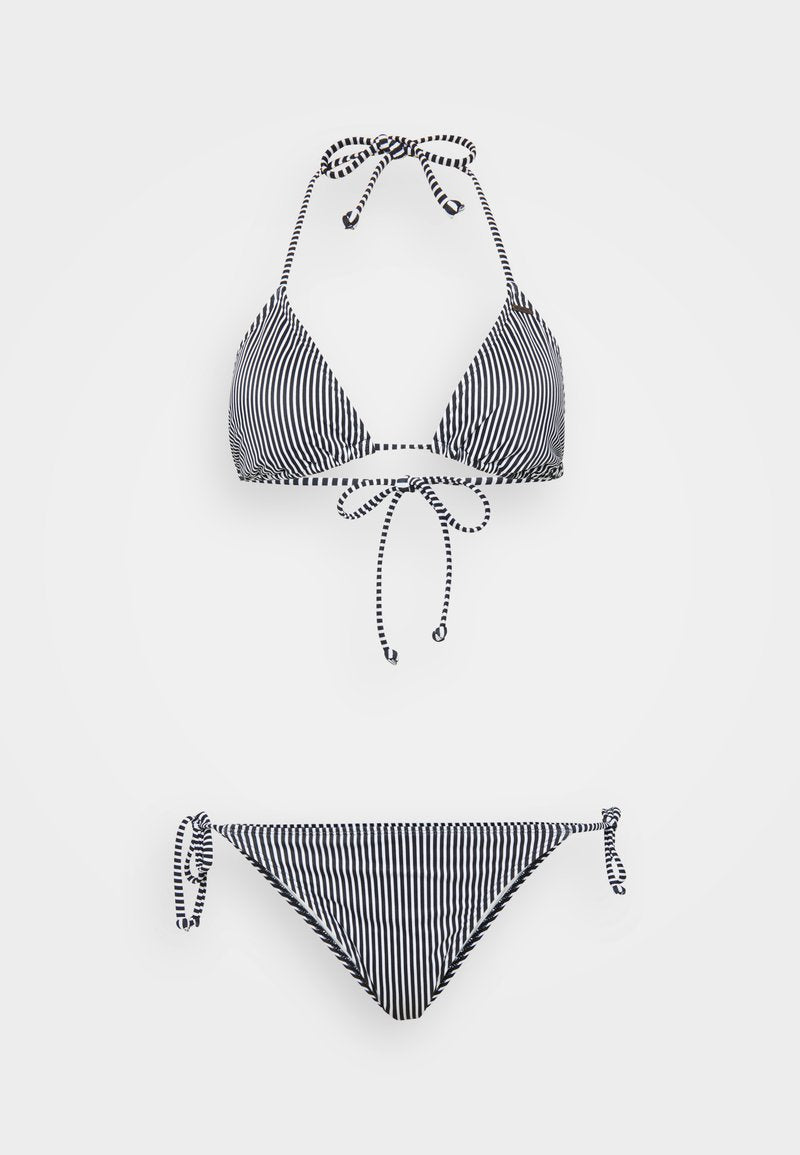 Gestreiftes Bikini-Set mit einem Haltertop mit verstellbaren Bindebändern und einer passenden Unterhose mit seitlichen Bindebändern in Schwarz und Weiß.