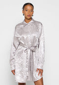 Silbernes Satinhemdkleid mit strukturiertem Finish, mit Kragen, langen Ärmeln, Knopfleiste und einem passenden Bindegürtel in der Taille.