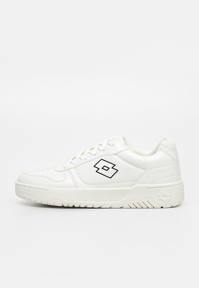 Weißer Sneaker mit niedrigem Schaft, Schnürung vorne und schwarzem geometrischem Logo an der Seite, auf schlichtem Hintergrund präsentiert.